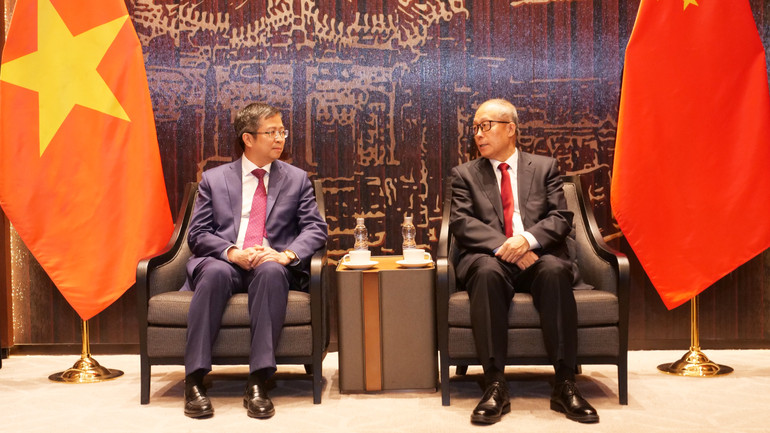 Đại sứ Phạm Thanh Bình tiếp Phó Ủy viên trưởng Nhân đại toàn quốc Trung Quốc Lý Hồng Trung.