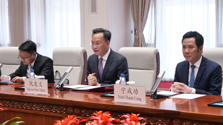 Đồng chí Nguyễn Hữu Nghĩa (giữa) và Công sứ Ninh Thành Công (phải) tại buổi làm việc.