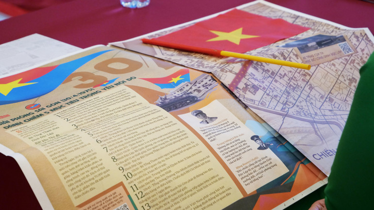 Ấn phẩm phụ san đặc biệt Kỷ niệm 50 năm Giải phóng miền nam, thống nhất đất nước của Báo Nhân Dân hiện diện tại buổi lễ.