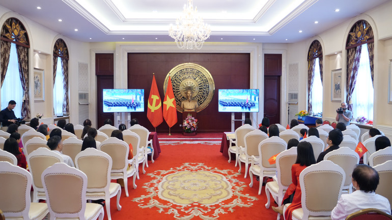 Toàn cảnh buổi cầu truyền hình Lễ diễu binh, diễu hành và Lễ kỷ niệm 50 năm Giải phóng miền nam, thống nhất đất nước.