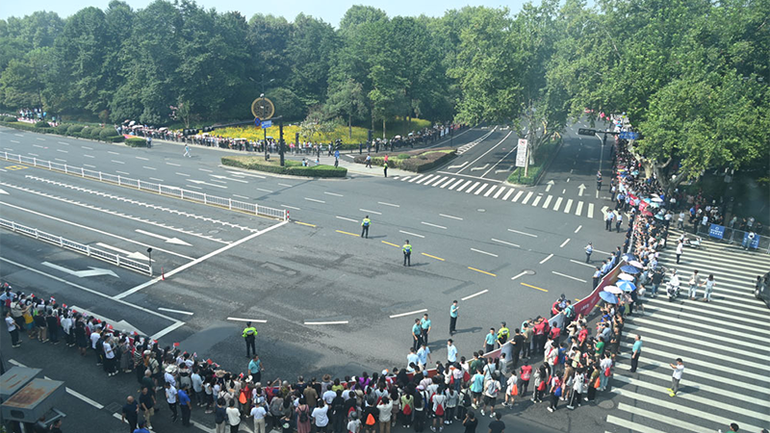 Nhiều người dân và khách du lịch đứng dọc hai bên tuyến đường rước ngọn đuốc ASIAD 19. (Ảnh: people.com.cn)