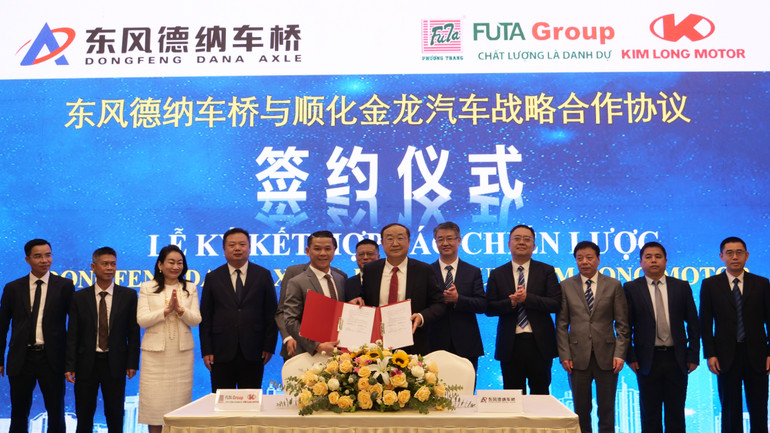 Lễ ký hợp kết hợp tác chiến lược giữa hai doanh nghiệp ô-tô Việt Nam và Trung Quốc.