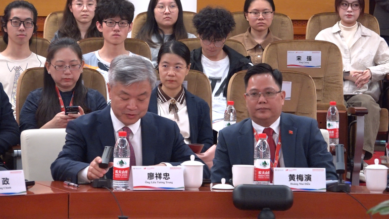 Các đại biểu dự diễn đàn.