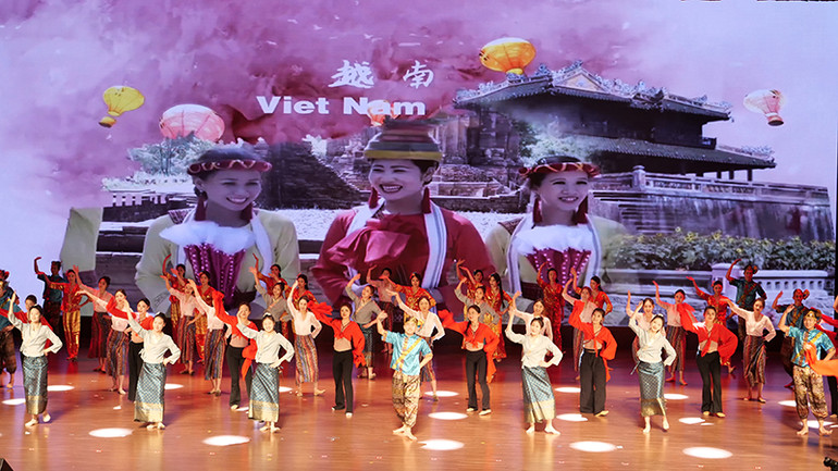 Lưu học sinh các nước ASEAN biểu diễn tiết mục văn nghệ tại lễ trao giải.