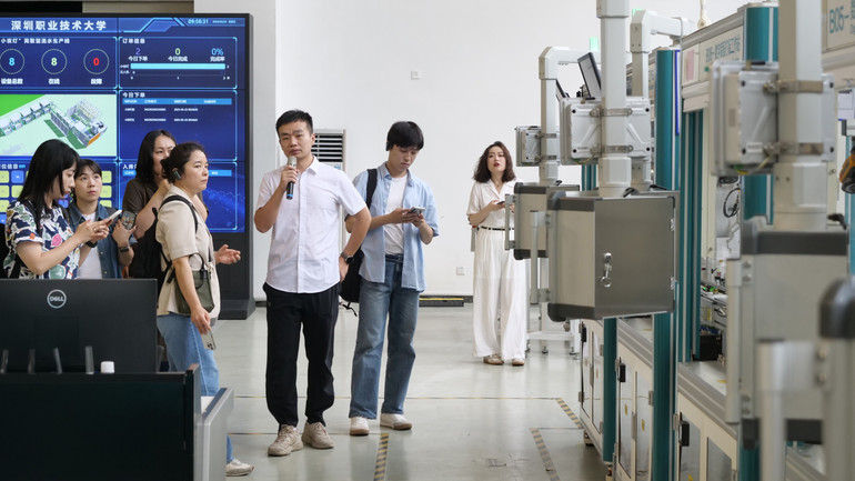 Giới thiệu sản phẩm do do thầy trò Trường Đại học Kỹ thuật và Nghề nghiệp Thâm Quyến nghiên cứu, phát triển. Giới thiệu sản phẩm do do thầy trò Trường Đại học Kỹ thuật và Nghề nghiệp Thâm Quyến nghiên cứu, phát triển.