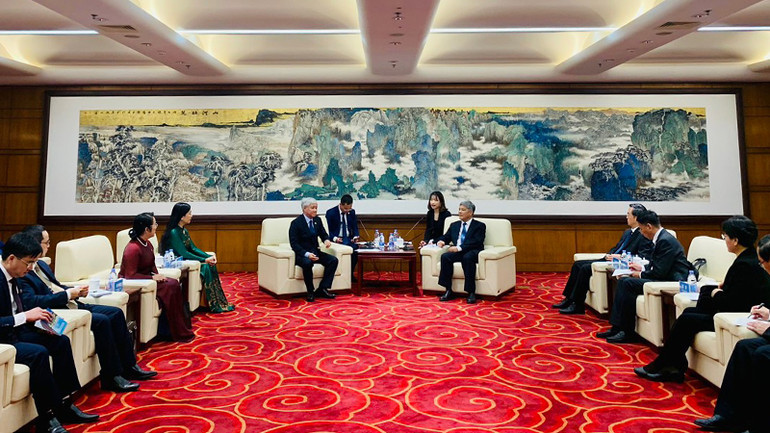 Đoàn đại biểu Mặt trận Tổ quốc Việt Nam làm việc với Trường Đảng Trung ương Trung Quốc.