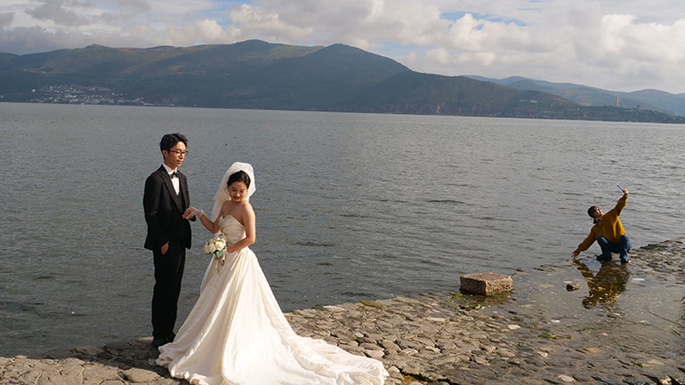 Cặp đôi chụp ảnh cưới bên bờ hồ. Cặp đôi chụp ảnh cưới bên bờ hồ.