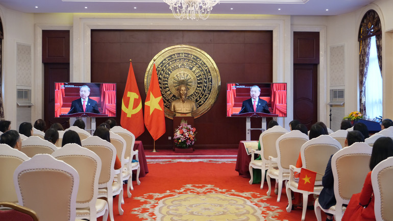 Mọi người chăm chú lắng nghe Diễn văn của Tổng Bí thư Tô Lâm tại Lễ kỷ niệm 50 năm Ngày Giải phóng miền nam, thống nhất đất nước.