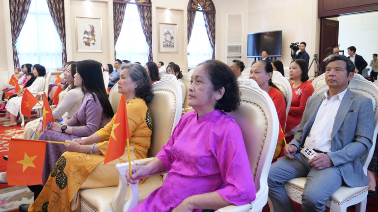 Các ông, các bà người cao tuổi tham dự chương trình.