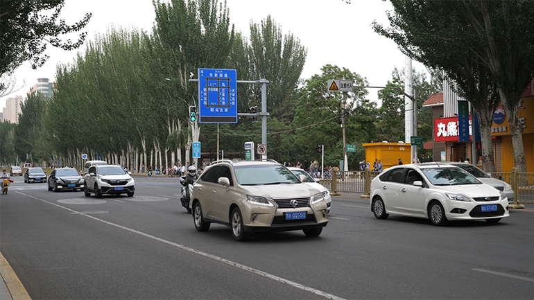 Ô-tô lưu thông trên đường ở thành phố Hohhot, khu tự trị Nội Mông, Trung Quốc. (Ảnh: HỒ QUÂN)