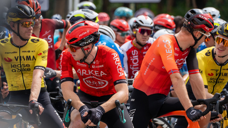 Các cua-rơ trò chuyện trước khi tranh tài.