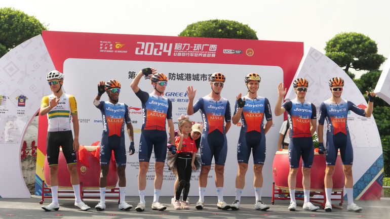 Đội đua ra mắt công chúng trước giờ thi đấu.