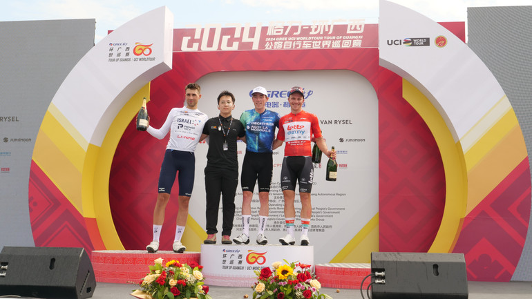 Các cua-rơ giành giải chụp ảnh chung.