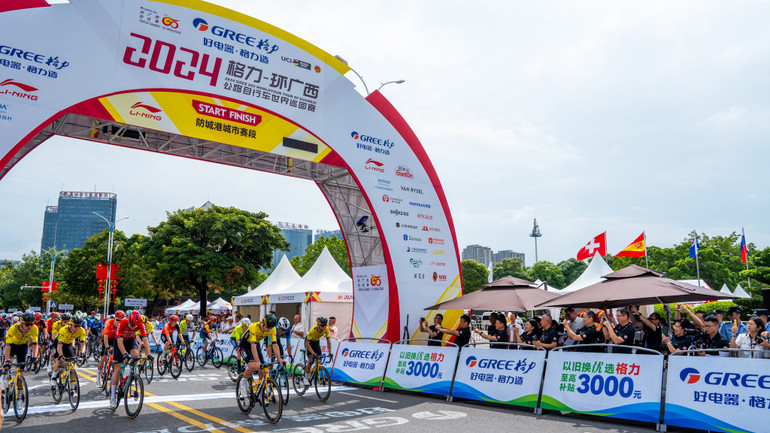 Các cua-rơ xuất phát.