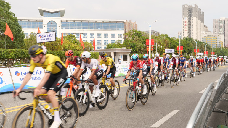 Các cua-rơ bám sát, cạnh tranh quyết liệt trên đường đua.