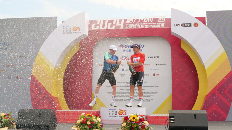 Các cua-rơ mở sâm banh ăn mừng.