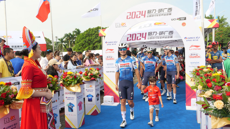 Các cua-rơ ra mắt công chúng trước giờ thi đấu.