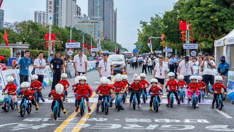 Các vận động viên nhí cũng tham gia tranh tài ở nội dung mở rộng.