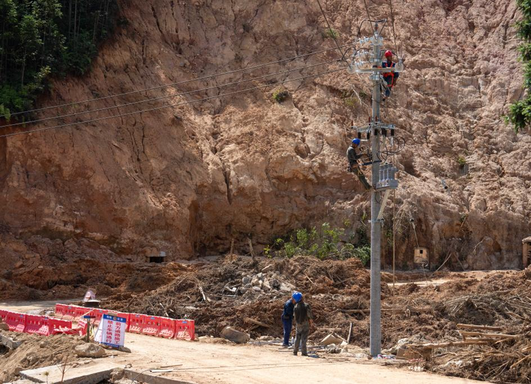 Công nhân sửa chữa hạ tầng điện ở thôn Yến Oa, thị trấn Châu Môn, thành phố Tư Hưng, tỉnh Hồ Nam. (Ảnh: Tân Hoa xã)