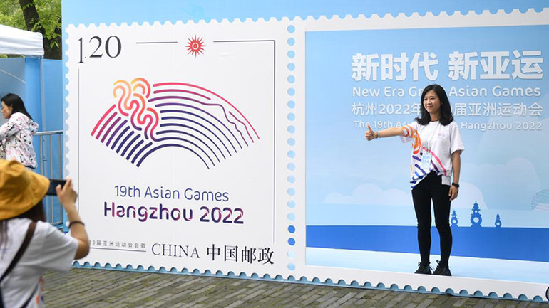 Chụp ảnh với tạo hình tem logo ASIAD 19. (Ảnh: Tân Hoa Xã)