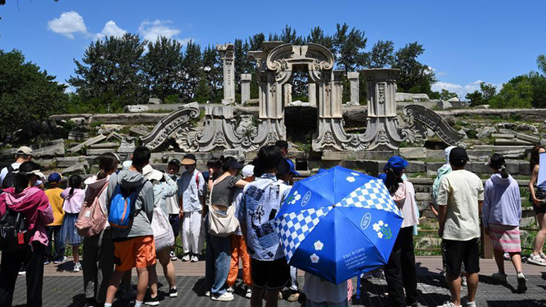 Du khách tham quan vườn Viên Minh ở Bắc Kinh. (Ảnh: Tân Hoa Xã)