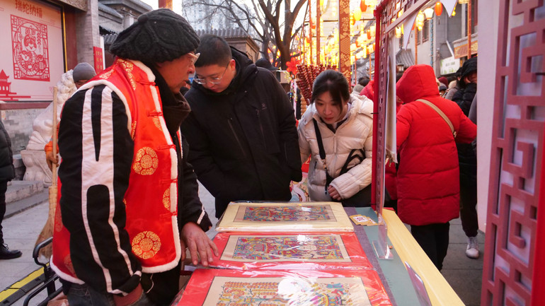 Đôi bạn trẻ ngắm lựa tranh Tết truyền thống ở phố đi bộ của thủ đô Bắc Kinh ngày mùng 3 Tết. Đôi bạn trẻ ngắm lựa tranh Tết truyền thống ở phố đi bộ của thủ đô Bắc Kinh ngày mùng 3 Tết.