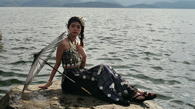 Thiếu nữ chụp ảnh bên hồ. Thiếu nữ chụp ảnh bên hồ.