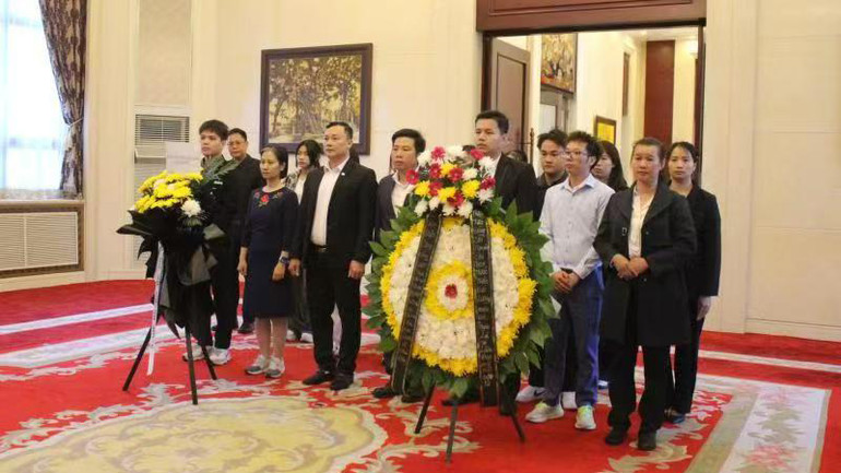 Đại diện kiều bào và lưu học sinh Việt Nam tại Trung Quốc đến viếng nguyên Chủ tịch nước Trần Đức Lương.