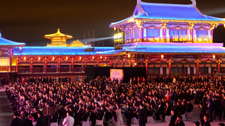 Các đại biểu dự lễ khai mạc. Các đại biểu dự lễ khai mạc.