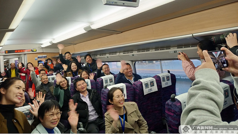 Những hành khách ngồi chuyến tàu cao tốc Phòng Thành Cảng-Đông Hưng đầu tiên. (Ảnh: Mạng tin tức Quảng Tây)