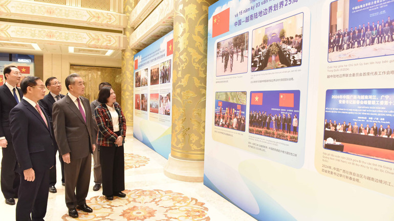 Phó Thủ tướng Chính phủ Bùi Thanh Sơn và đồng chí Vương Nghị tham quan Triển lãm ảnh phân giới cắm mốc và hợp tác biên giới trên đất liền Việt Nam-Trung Quốc. Phó Thủ tướng Chính phủ Bùi Thanh Sơn và đồng chí Vương Nghị tham quan Triển lãm ảnh phân giới cắm mốc và hợp tác biên giới trên đất liền Việt Nam-Trung Quốc.