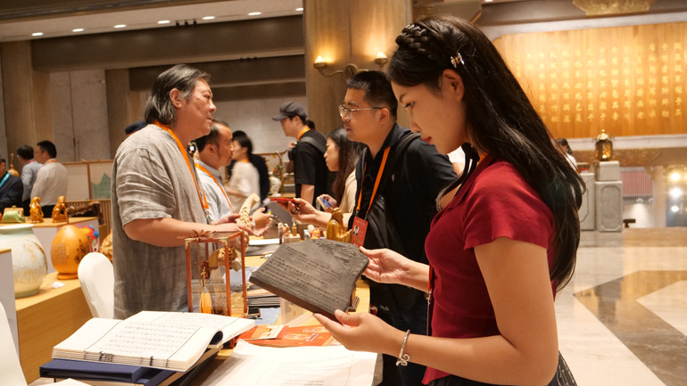 Đại biểu tìm hiểu các sản phẩm thủ công truyền thống của địa phương.