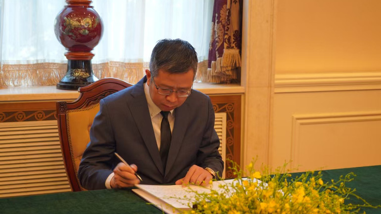 Đại sứ Phạm Thanh Bình ghi sổ tang.