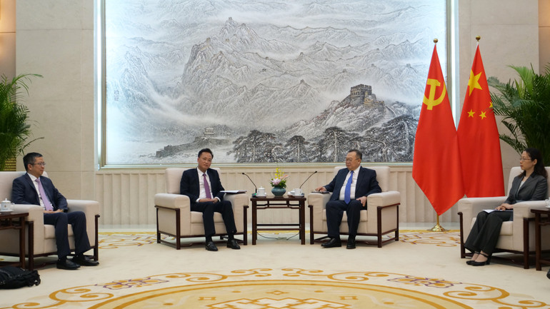 Đại sứ Việt Nam tại Trung Quốc Phạm Thanh Bình (ngoài cùng bên trái) dự buổi hội kiến.