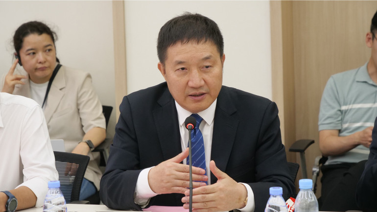 Ông Tống Vinh (Song Rong), Viện trưởng Học viện Kỹ thuật điện tử và thông tin, Đại học Kỹ thuật và Nghề nghiệp Thâm Quyến. Ông Tống Vinh (Song Rong), Viện trưởng Học viện Kỹ thuật điện tử và thông tin, Đại học Kỹ thuật và Nghề nghiệp Thâm Quyến.