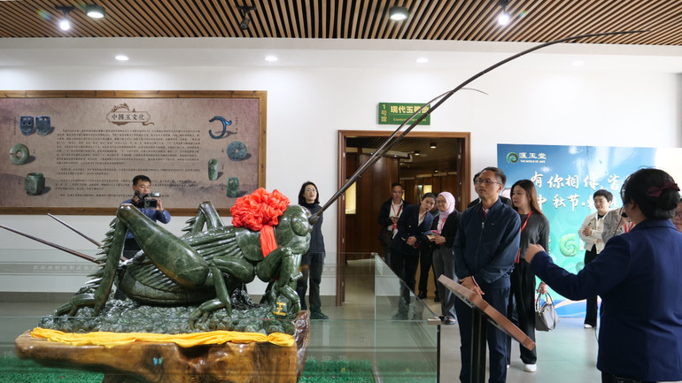 Các đại biểu nghe giới thiệu sản phẩm điêu khắc ngọc "Vua dế" nặng 200kg ở Bảo tàng ngọc Hội Ngọc Đường. Các đại biểu nghe giới thiệu sản phẩm điêu khắc ngọc "Vua dế" nặng 200kg ở Bảo tàng ngọc Hội Ngọc Đường.