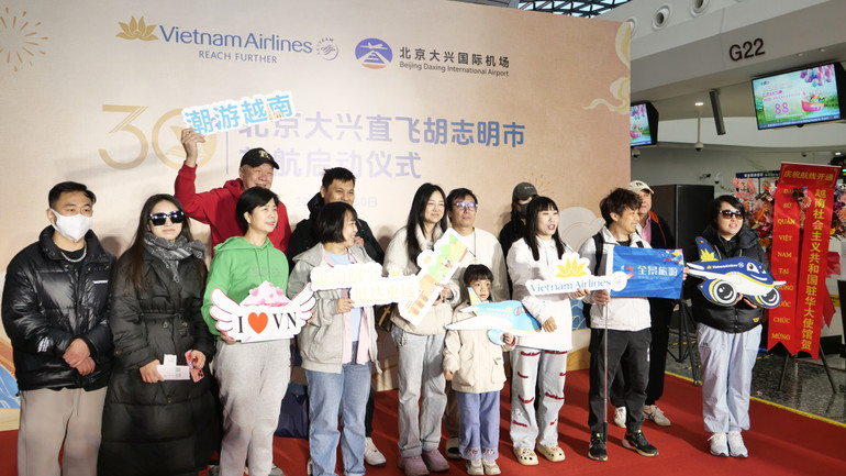 Hành khách chụp ảnh lưu niệm lại lễ khai trương.