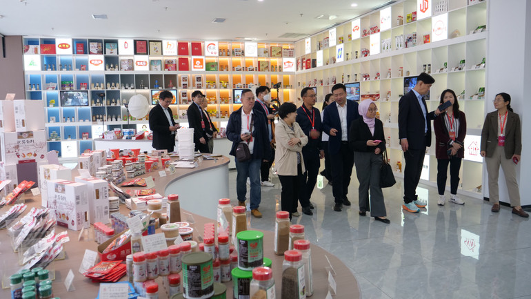 Các đại biểu tham quan khu giới thiệu sản phẩm ở Bảo tàng gia vị Dương An. Các đại biểu tham quan khu giới thiệu sản phẩm ở Bảo tàng gia vị Dương An.