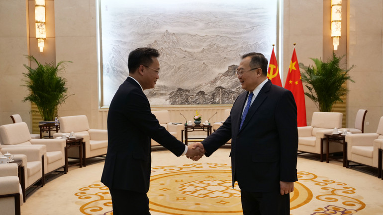 Đồng chí Lưu Kiến Siêu chào đón đồng chí Nguyễn Hữu Nghĩa.