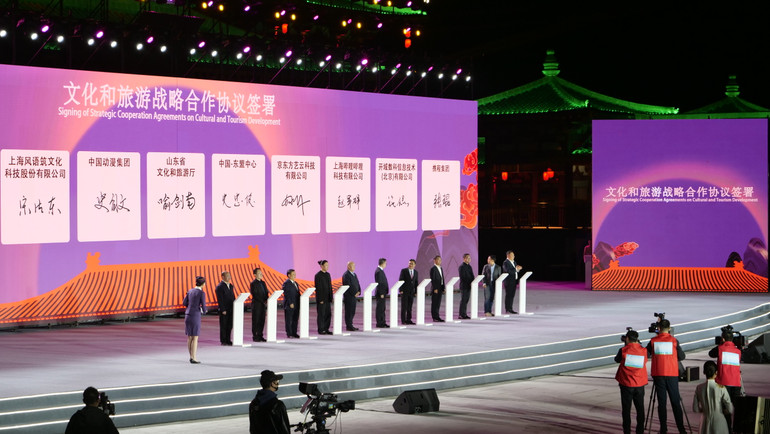 Ký kết thỏa thuận hợp tác chiến lược văn hóa-du lịch tại lễ khai mạc. Ký kết thỏa thuận hợp tác chiến lược văn hóa-du lịch tại lễ khai mạc.