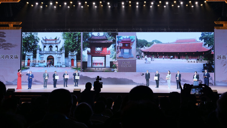 Ông Nguyễn Văn Tú, Phó Giám đốc Trung tâm hoạt động văn hóa khoa học Văn Miếu-Quốc Tử Giám giới thiệu mô hình Văn Miếu-Quốc Tử Giám, Hà Nội.