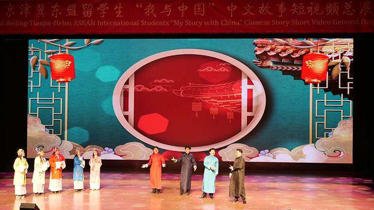 Lưu học sinh các nước ASEAN biểu diễn tiết mục văn nghệ tại lễ trao giải.