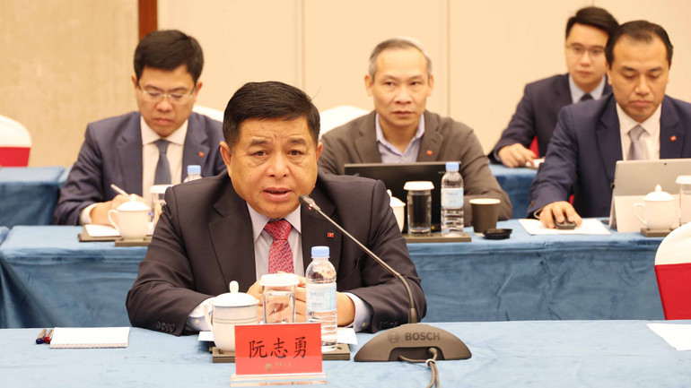 Phó Thủ tướng Nguyễn Chí Dũng làm việc với Ủy ban Cải cách và Phát triển tỉnh Quảng Đông.