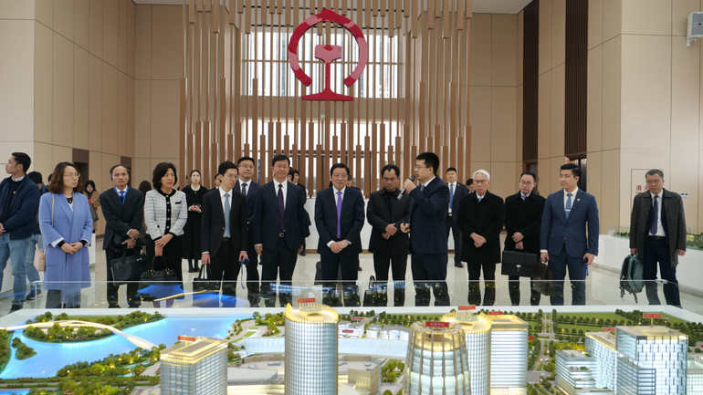 Đồng chí Phan Đình Trạc và Đoàn đến thăm Khu mới Hùng An.