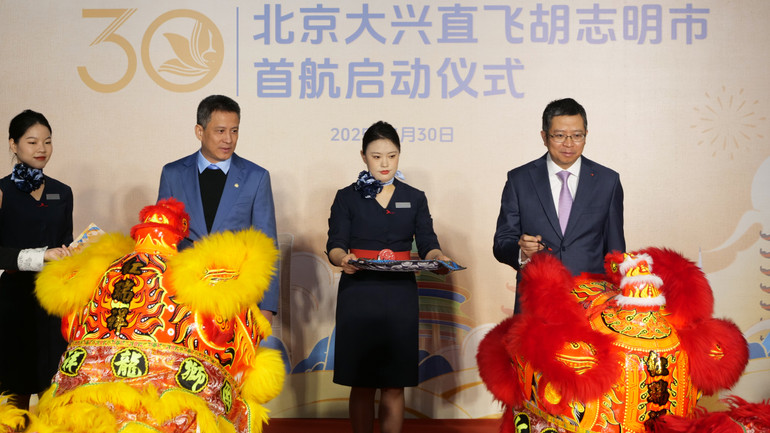 Đại sứ Phạm Thanh Bình thực hiện nghi thức điểm nhãn lân sư tại lễ khai trương.