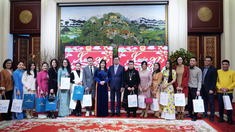 Đại sứ Phạm Thanh Bình và Phu nhân tặng quà cho đại diện người Việt Nam tại Trung Quốc.