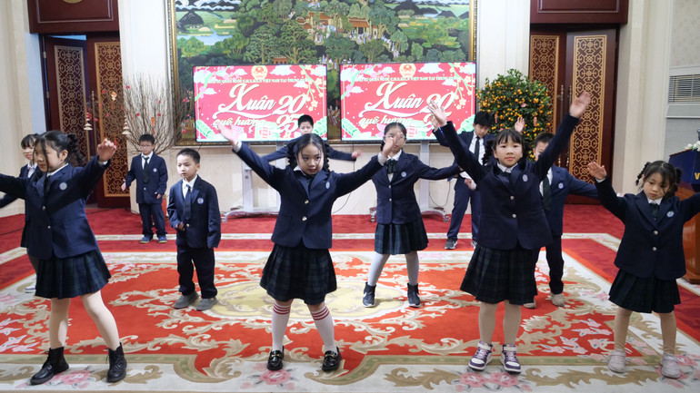 Tiết mục biểu diễn văn nghệ của các cháu thiếu nhi.