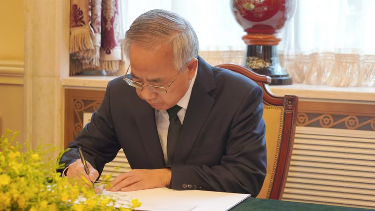 Đồng chí Hồ Xuân Hoa ghi sổ tang.