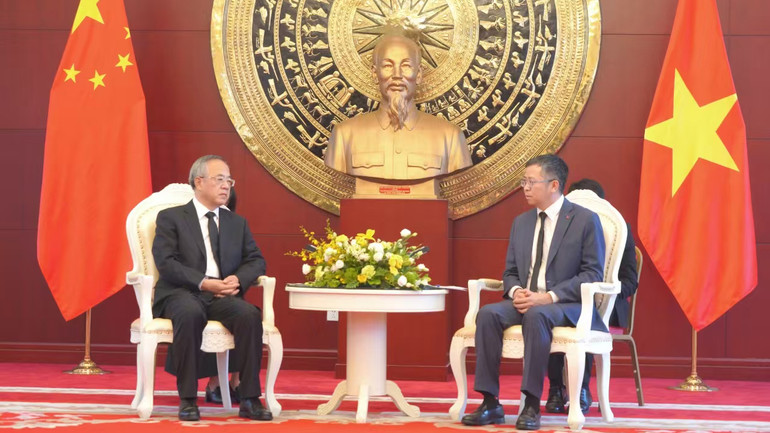 Đại sứ Phạm Thanh Bình tiếp đồng chí Hồ Xuân Hoa.