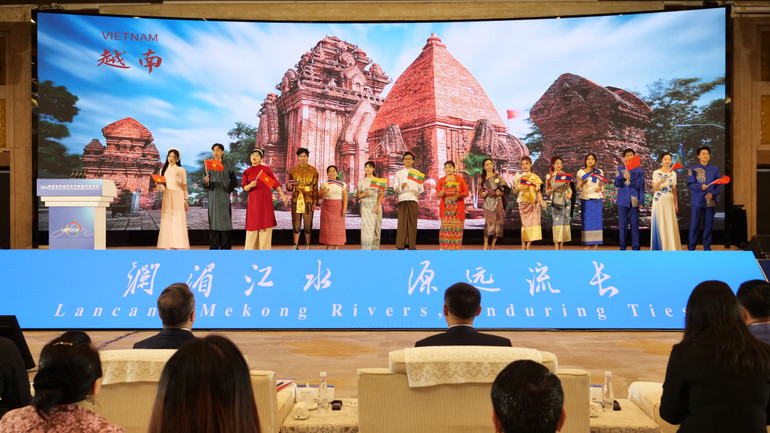 Sinh viên 6 nước Mê Kông-Lan Thương biểu diễn tiết mục văn nghệ. Sinh viên 6 nước Mê Kông-Lan Thương biểu diễn tiết mục văn nghệ.